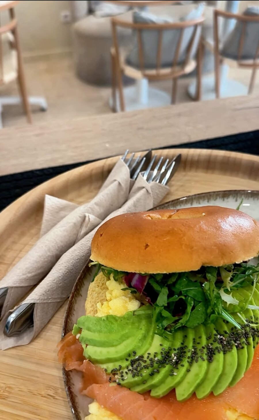 Bagel saumon fumé, avocat et œufs brouillés