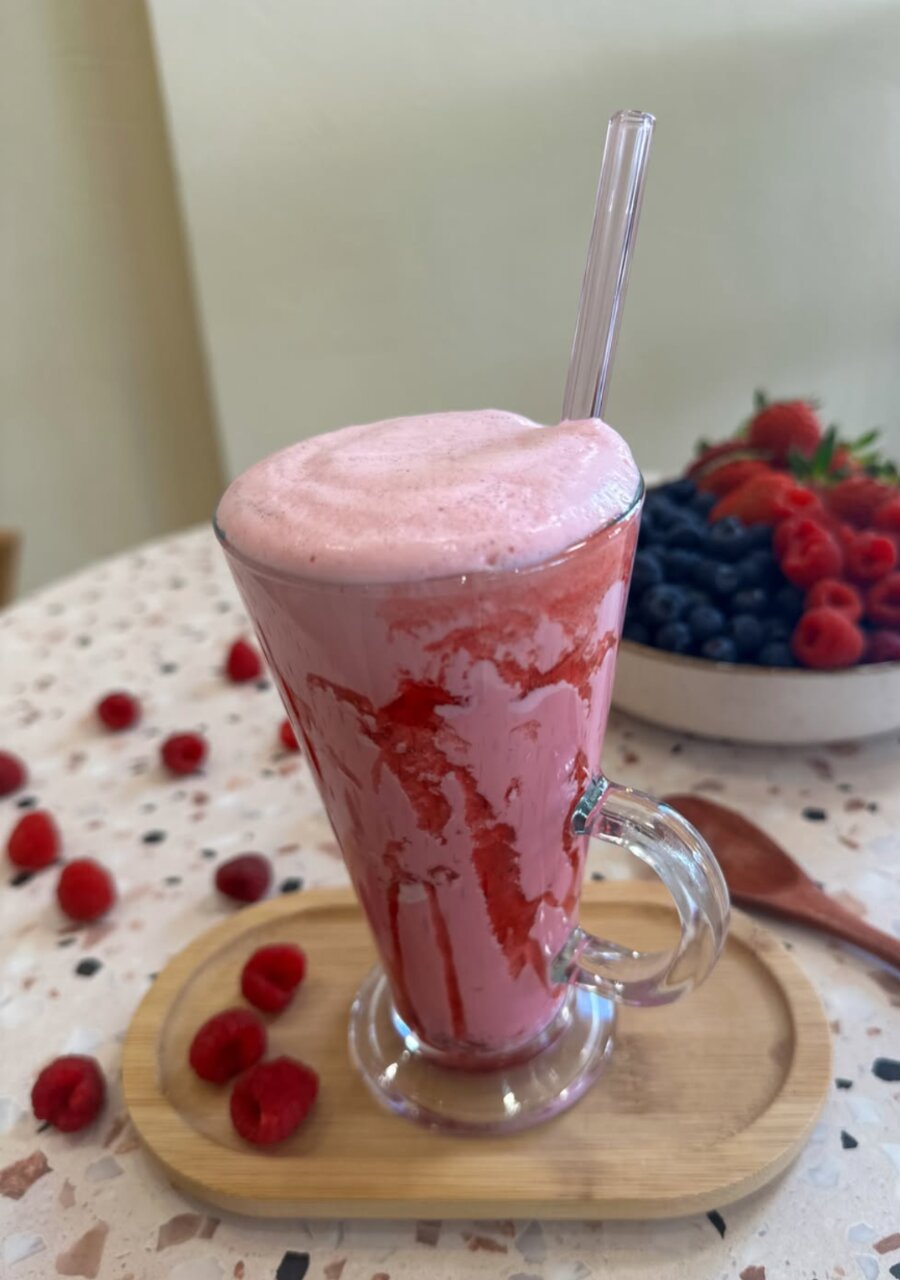 Smoothie fruits rouges avec fraises, framboises et myrtilles